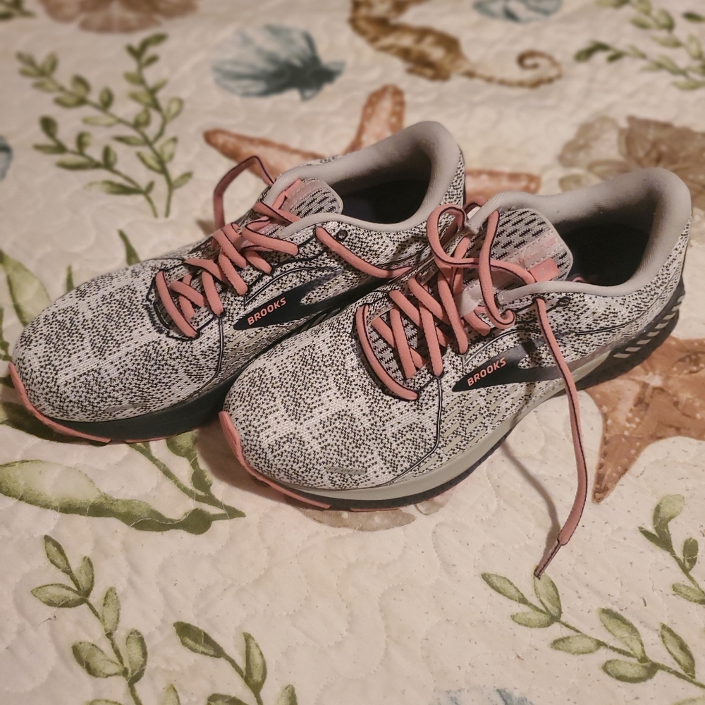 Shoes  Brooks 9.5